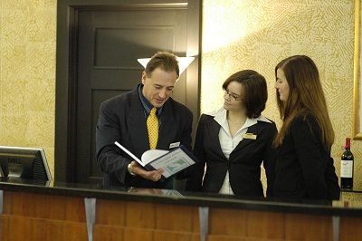 Nhân viên quản lý khách sạn